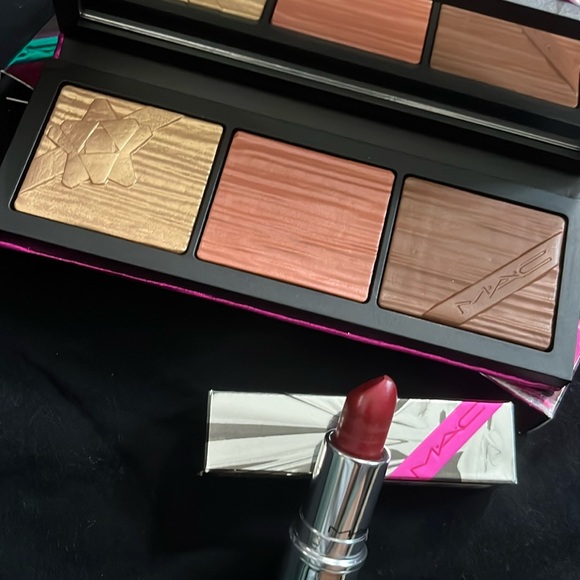 ‼️AUTHENTIC‼️ MAC shiny pretty things face compact. ‼️NIB‼️ - Picture 1 of 3